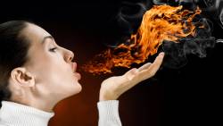 Mulher Soltando Fogo Boca