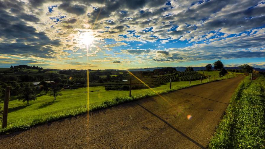 Estrada de Terra Sol Entre Nuvens