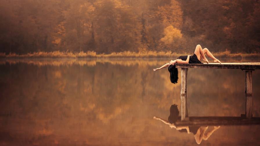 Mulher Com Reflexo Lago