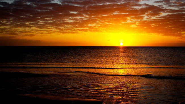 Pôr do Sol Flamejante sobre o Oceano